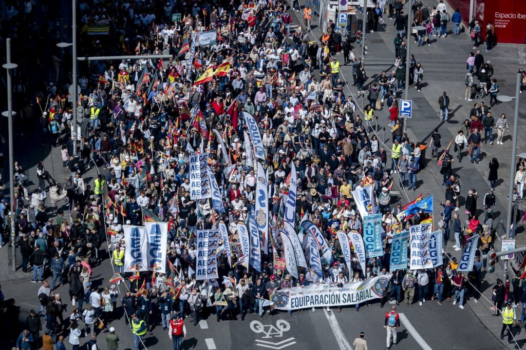 Cientos de personas durante una manifestación de guardias civiles y policías, desde la Plaza de España al Congreso de los Diputados.