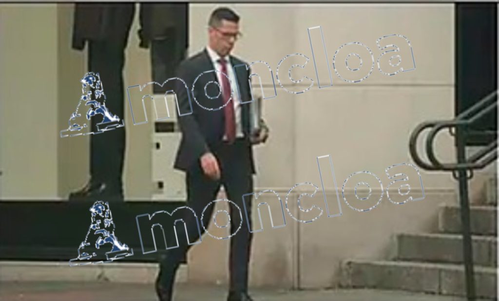 El comandante Rubén Villalba saliendo de la reunión con Koldo Garcia Izaguirre.