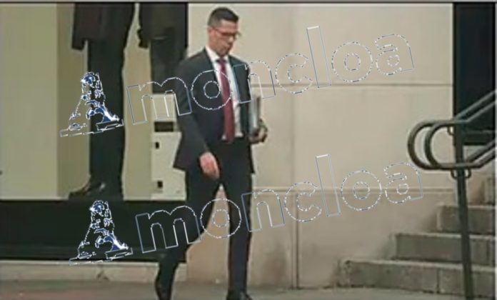 El comandante Rubén Villalba saliendo de una reunión con Koldo.