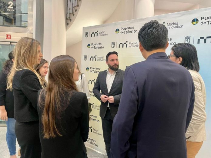 El concejal de Innovación madrileño, Ángel Niño, bloqueado por Óscar Puente.