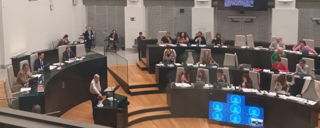 La bronca y el lodazal político se extienden por las instituciones 1 Moncloa El concejal de Más Madrid Félix López-Rey ha tenido un encontronazo con Almeida en el pleno de Madrid.
