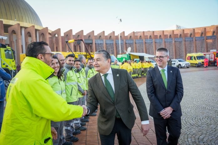 El consejero de la Presidencia, Interior, Diálogo Social y Simplificación Administrativa, Antonio Sanz (c), junto al director de Emergencias 112 de Andalucía, Javier Gil.