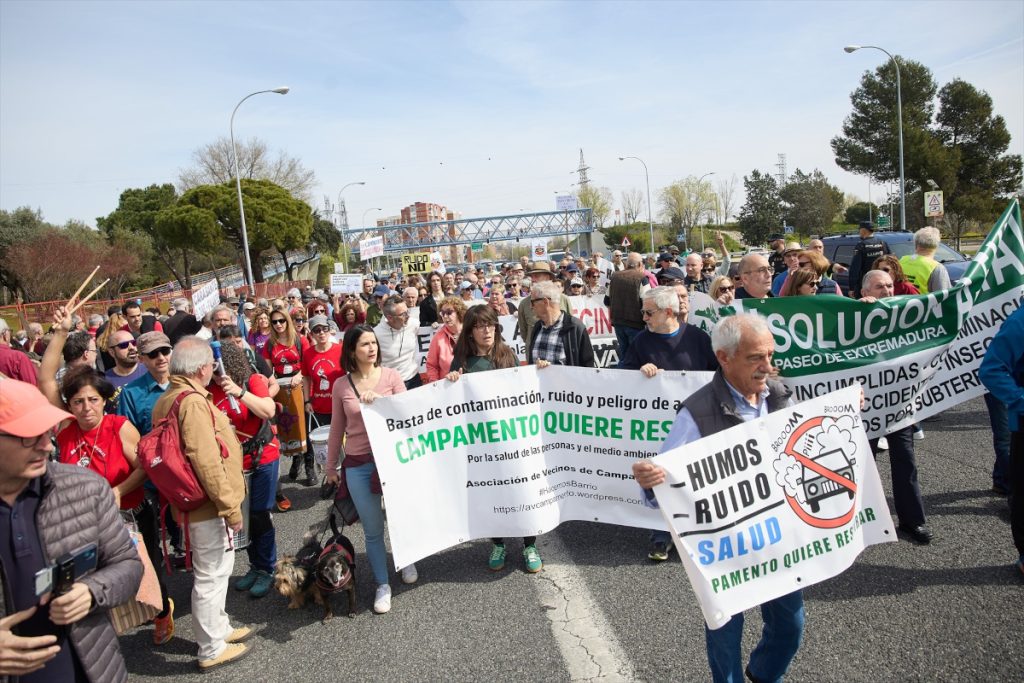 Decenas de personas durante una manifestación de los vecinos de Aluche y Campamento, a 17 de marzo de 2024, en Madrid, para exigir el soterramiento de la A-5 hasta la avenida de los Poblados.