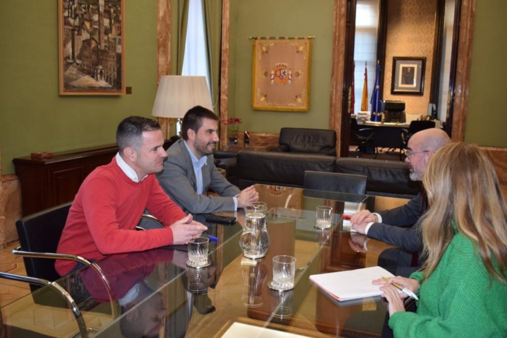 El delegado del Gobierno en Madrid, Fran martín, se ha reunido con los representantes municipales de Mejorada del Campo, para abordar el asunto del huerto fotovoltaico, entre otros.