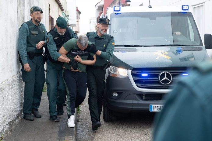 Uno de los detenidos por los asesinatos de Barbate llega al Juzgado.