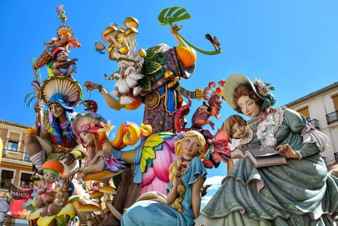 ¿Conoces el curioso origen de las Fallas de Valencia?