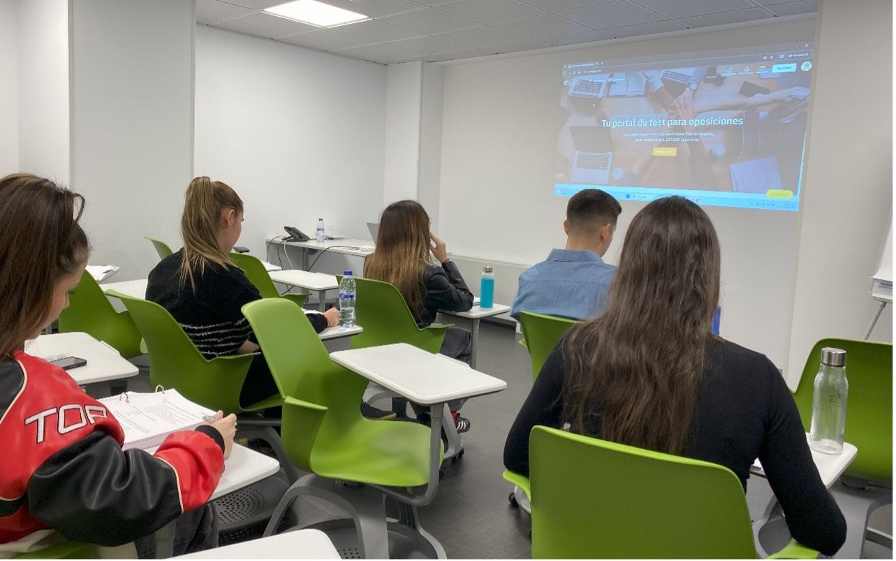 Según un estudio de Opositatest, los opositores son cada vez más jóvenes 1 Moncloa foto opositates Moncloa