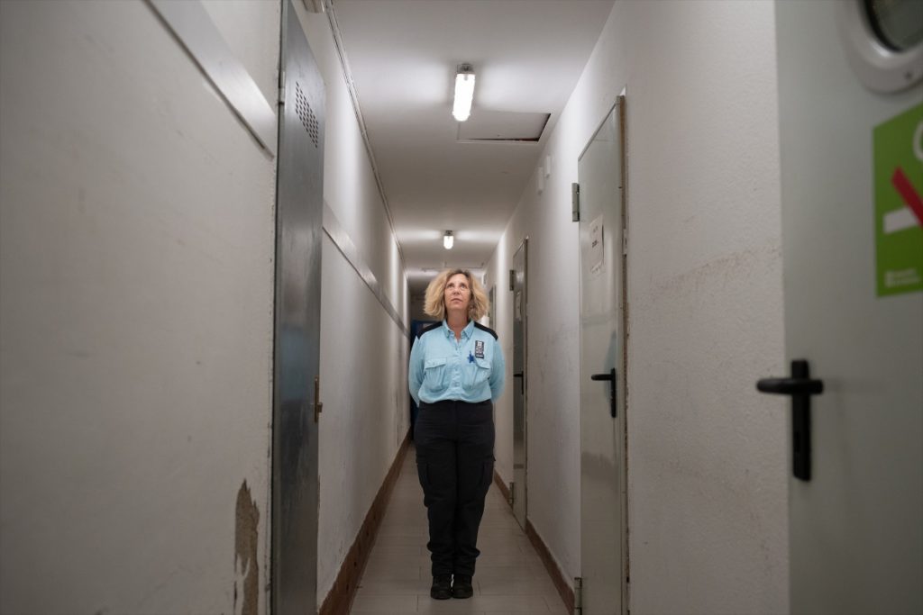 Una funcionaria de prisiones, en la cárcel de mujeres de Wad-Ras, a 16 de noviembre de 2023, en Barcelona, Cataluña.