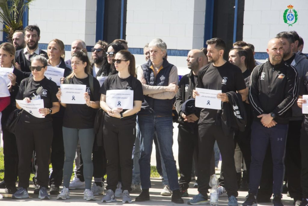 Tu Abandono Me Puede Matar ha lamentado que su lema se haya hecho realidad y han acudido con camisetas negras en señal de luto.