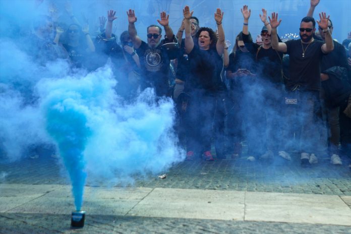 Los funcionarios de prisiones se han concentrado en la Plaza de Sant Jaume de Barcelona para exigir los ceses de los responsables de las cárceles catalanas.