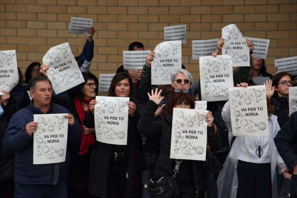 Funcionarios de prisiones protestan con carteles durante una concentración frente al Centro Penitenciario Brians 2,, `para que con el caso Alves, tuviera más repercusión también el de Nuria.
