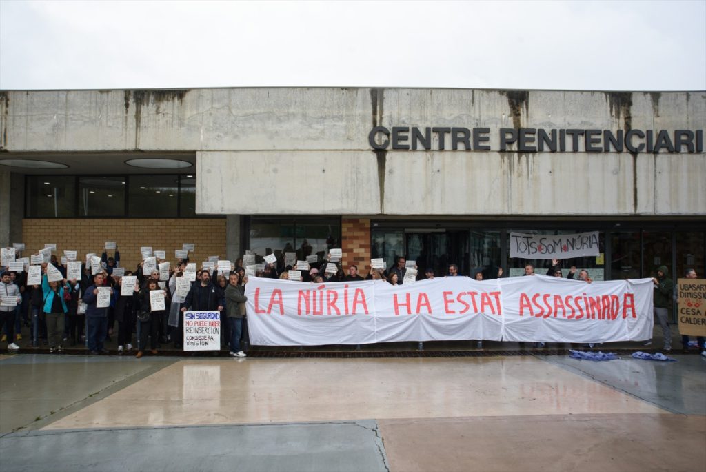 Los funcionarios de prisiones protestan con una pancarta y carteles durante una concentración frente al Centro Penitenciario Brians 2.