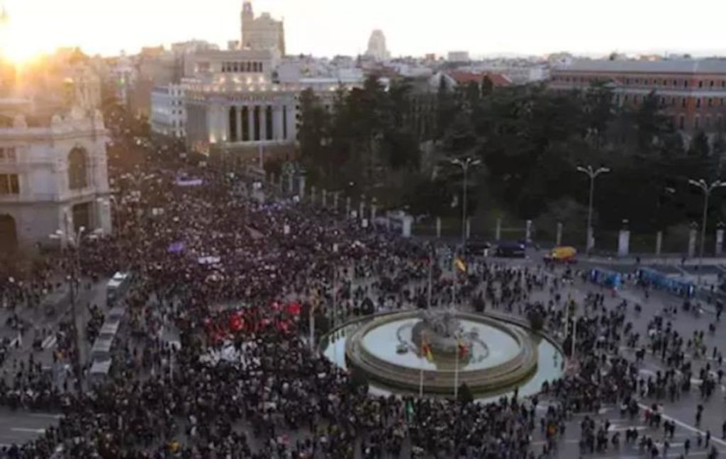 Imagen de Archivo de la marcha del 8-M por la Plaza de Cibeles, junto al Ayuntamiento de Madrid.