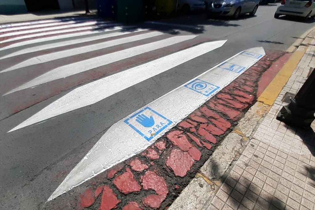 Ejemplo de pictogramas en pasos de cebra que quiere el PSOE de Majadahonda y que han incluido muchos ayuntamientos para ayudar a los autistas.