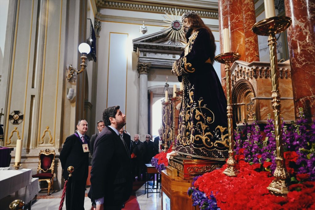 López Miras asiste cada año al tradicional besapiés del Cristo del Rescate de Semana Santa.