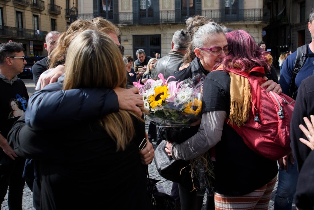Momentos emotivos que se han vivido este miércoles por la mañana en la Plaza de sant Jaume, en el acto homenaje a Nuria, la cocinera asesinada en la cárcel de Tarragona, y para exigir la dimisión o cese de los responsables de las cárceles catalanas.