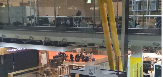 Los migrantes que buscaban asilo colapsaron las salas del aeropuerto de Madrid-Barajas propiciando la marcha de Cruz Roja y que fueran atendidos por los policías nacionales.
