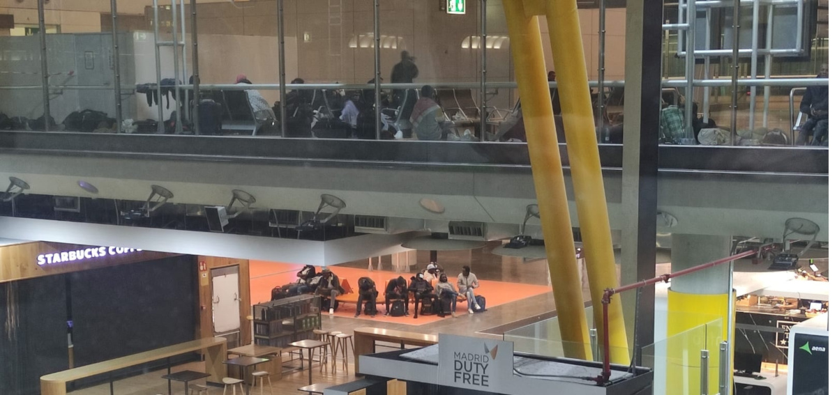 Los migrantes que buscaban asilo colapsaron las salas del aeropuerto de Madrid-Barajas propiciando la marcha de Cruz Roja y que fueran atendidos por los policías nacionales (Fuente: Agencias)