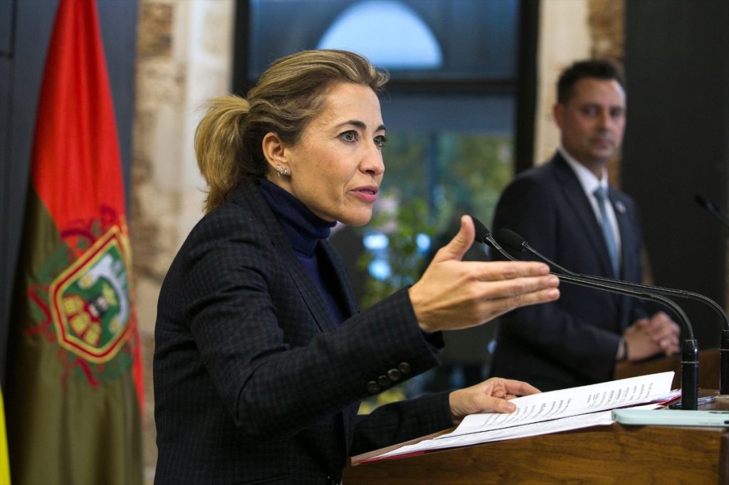 La ex ministra de Transportes, Movilidad y Agenda Urbana, Raquel Sánchez (i), y el ex alcalde de Burgos, Daniel de la Rosa, anunciaron que se llevaría a cabo la apertura del Tren Directo.