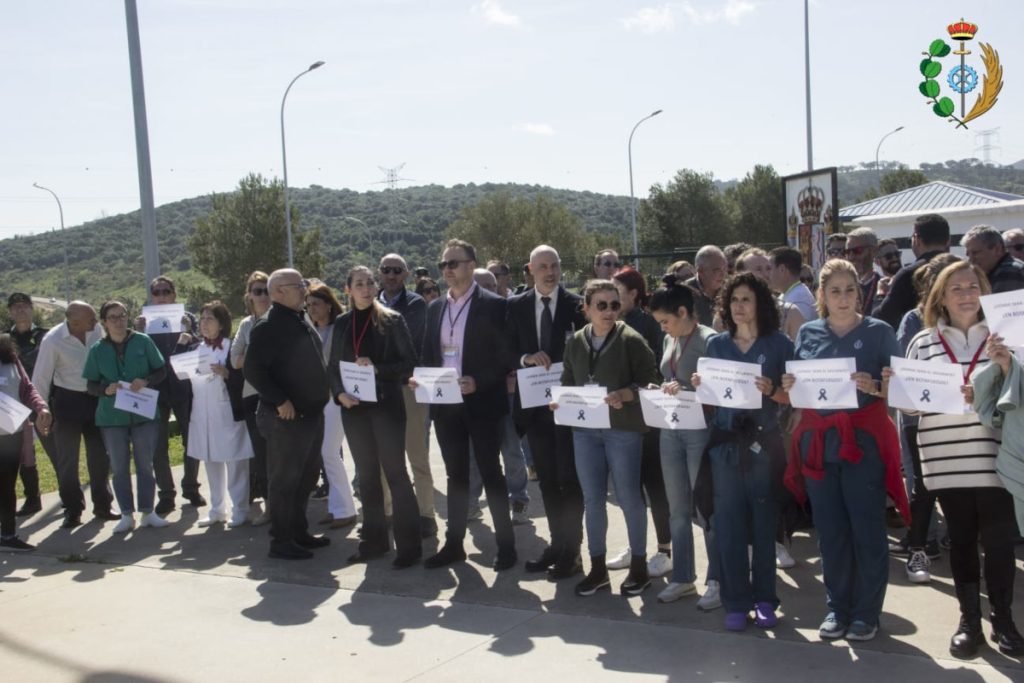 Funcionarios de prisiones de toda España se han concentrado en repulsa del asesinato de una compañera en una cárcel de Cataluña.