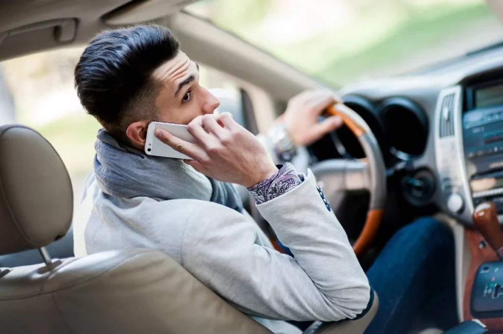 ¿Es legal usar el móvil en semáforos o atascos? La DGT responde si te puede multar 2 Moncloa multa por hablar por telefono 202066552 1586880031 1 Moncloa