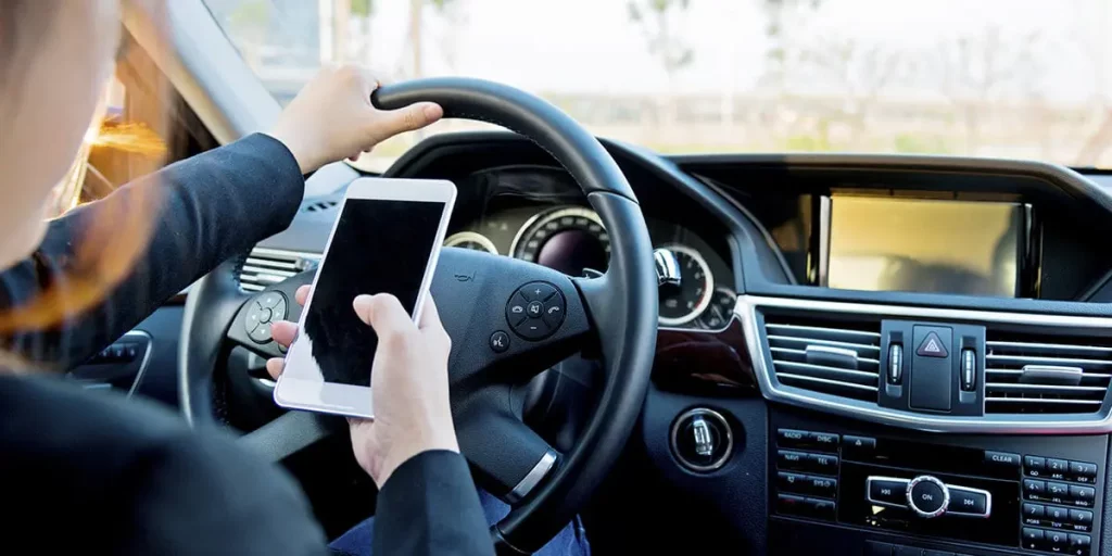 ¿Es legal usar el móvil en semáforos o atascos? La DGT responde si te puede multar 3 Moncloa multas hablar por el movil conduciendo 1200x600 1 Moncloa