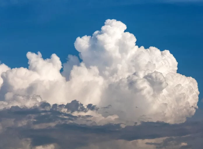 ¿Por qué flotan las nubes si el agua pesa más que el aire?