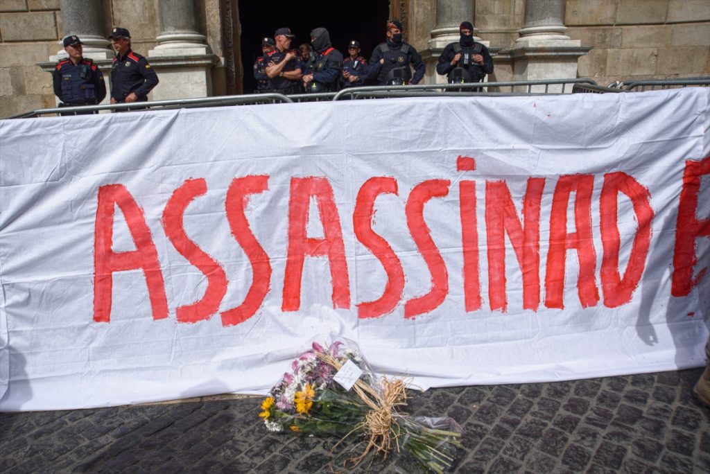 Una pancarta durante una concentración en la plaza de Sant Jaume, en protesta por la muerte de una cocinera la semana pasada presuntamente a manos de un preso que después se suicidó en la cárcel Mas d'Enric de El Catllar (Tarragona).