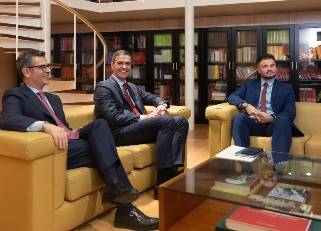Gabriel Rufián durante la negociación con Pedro Sánchez y el 'superministro' Félix Bolaños