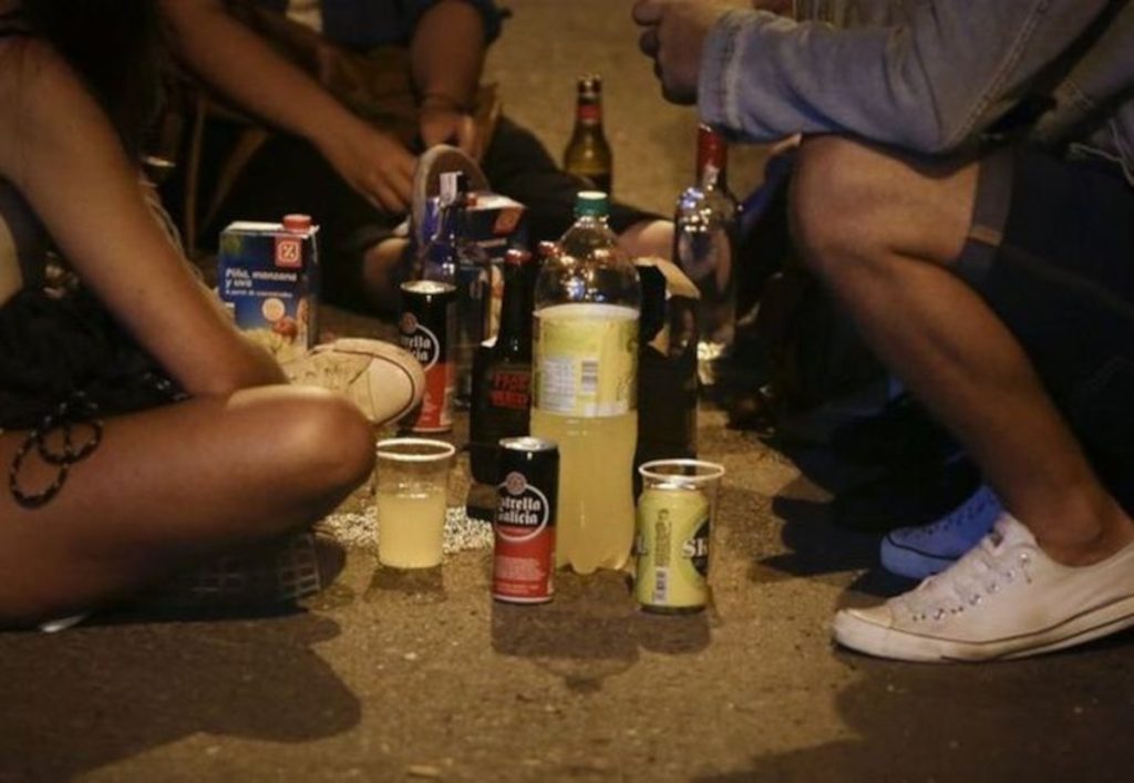 El botellón está prohibido de facto en toda España desde la aprobación en 2015 de la Ley orgánica de seguridad ciudadana.