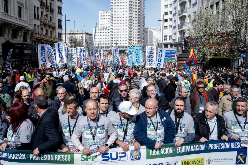 Decenas de policías y guardias civiles protestaron el 16 de marzo durante una manifestación desde la Plaza de España al Congreso de los Diputados.