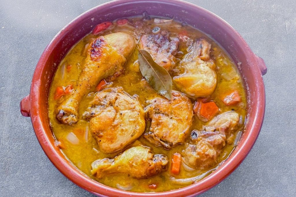 pollo en salsa de la abuela en cazuela de barro Moncloa