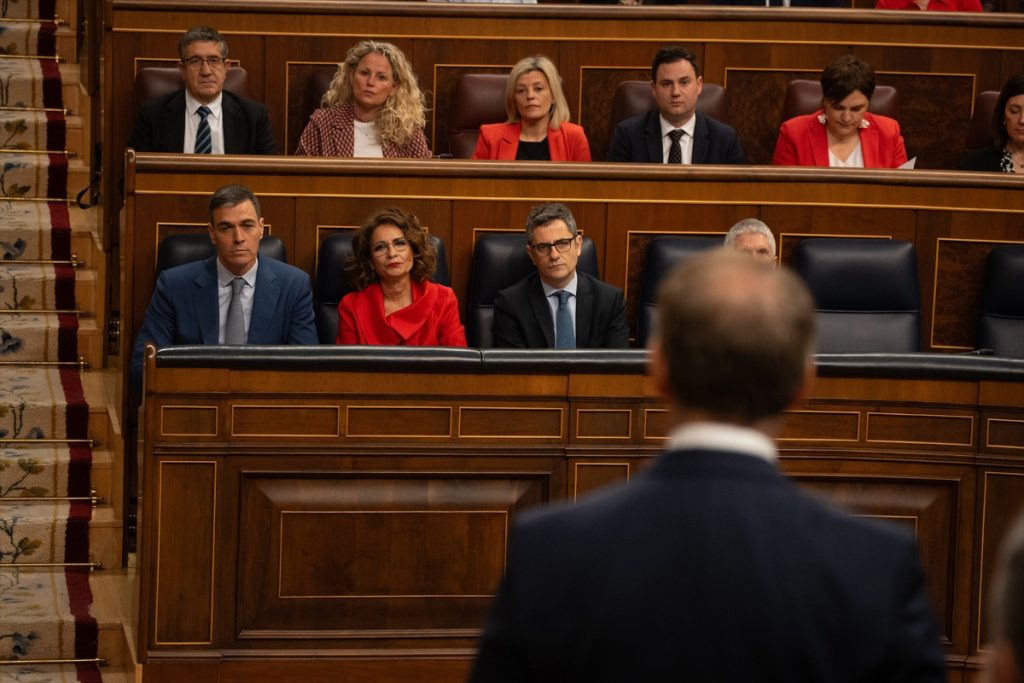 El presidente del Gobierno, Pedro Sánchez; la vicepresidenta primera y ministra de Hacienda, María Jesús Montero y el ministro de la Presidencia, Justicia y Relaciones con las Cortes, Félix Bolaños, mientras interviene el presidente del PP, Alberto Núñez Feijóo. 