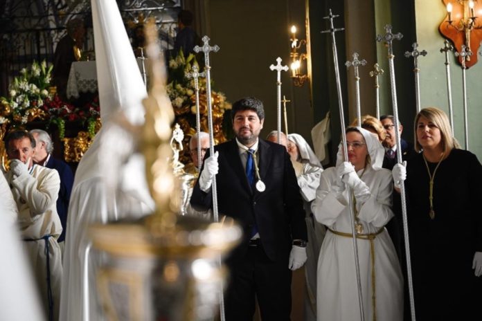 El presidente de Murcia, Fernando López MIras, ha viralizado una imagen dando popularidad a la Semana Santa de Murcia.