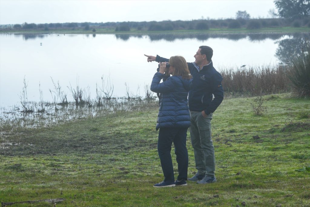 El presidente de la Junta de Andalucía, Juanma Moreno, conversa con la ministra de Transición Ecológica y Reto Demográfico, Teresa Ribera, durante la visita al Parque Nacional de Doñana.