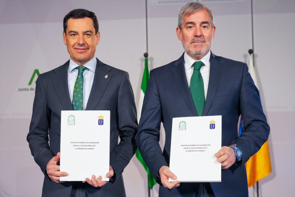 El presidente de la Junta de Andalucía, Juanma Moreno (i) junto  al presidente del Gobierno de Canarias, Fernando Clavijo (d) muestran el acuerdo firmado, a 6 de marzo de 2024.