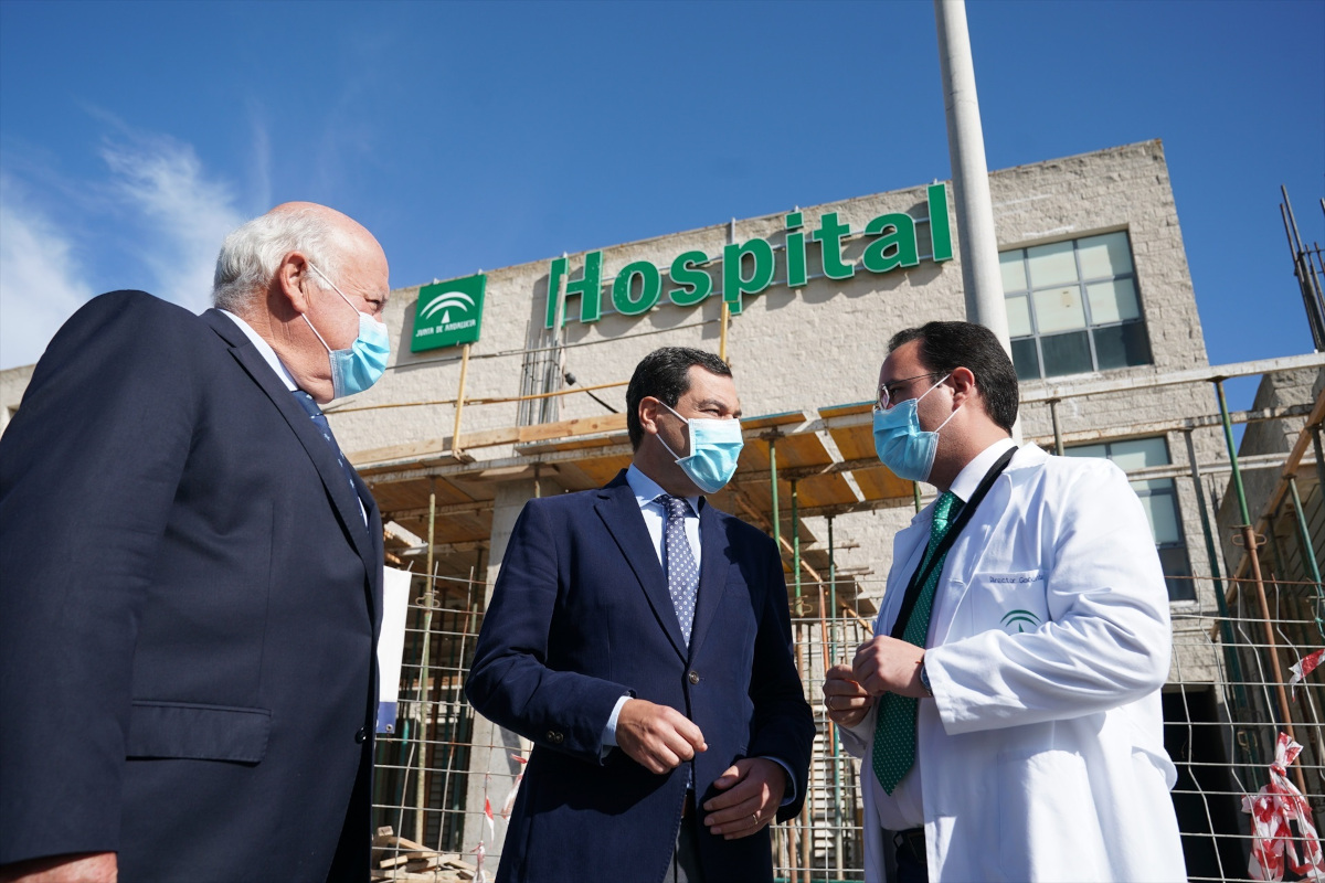 El presidente de la Junta de Andalucía, satisfecho de haber podido reducir en un mes las listas de espera en más de 3.000 personas.