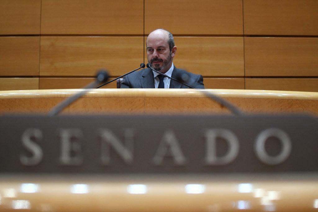Cuando llegue el suplicatorio, el presidente del Senado, Pedro Rollán (PP), lo remite a la Comisión de Suplicatorios, y ésta a su vez, emite un informe que se eleva al pleno del Senado.