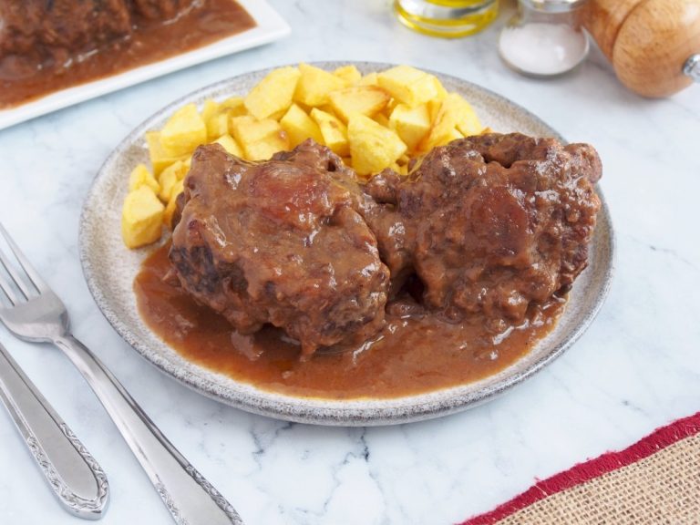 Rabo de ternera guisado: Una explosión de sabores en cada bocado