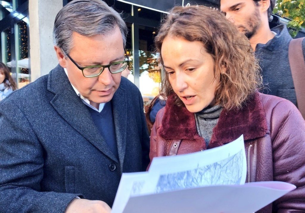 El secretario general del PP de Madrid, Alfonso Serrano, y la portavoz del PP de San Sebastián de los Reyes, Lucía Fernández revisando las rutas aéreas.