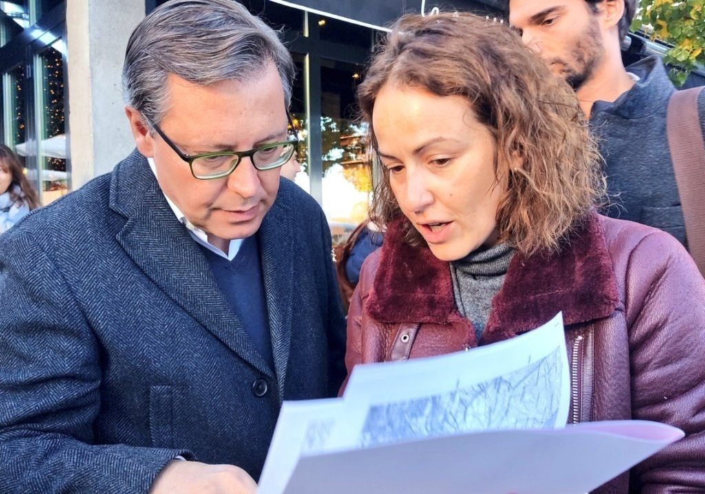 El Secretario General Del Pp De Madrid, Alfonso Serrano, Y La Portavoz Del Pp De San Sebastián De Los Reyes, Lucía Fernández Revisando Las Rutas Aéreas.