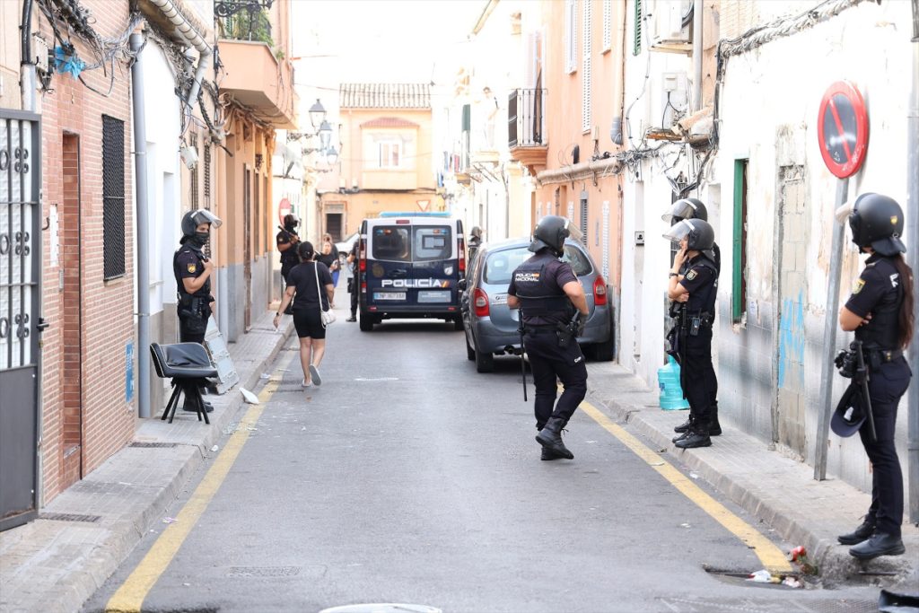 Los cascos son una herramienta fundamental en el tyrabajo de la UPR, pero también los chalecos con airbag, el material ignífugo, las defensas, las furgonetas, etc.