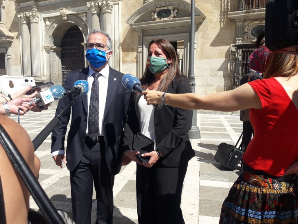 La viuda del guardia civil José Manuel Arcos atiende a los medios delante de la Audiencia de Granada.
