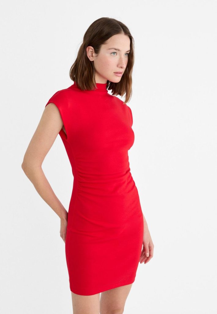 4 vestidos drapeados de Zara, Stradivarius y Bershka que estilizan tu figura: ¡Copia el look de Violeta Mangriñán! 12 Moncloa Stradivarius: vestido rojo drapeado por 20 euros