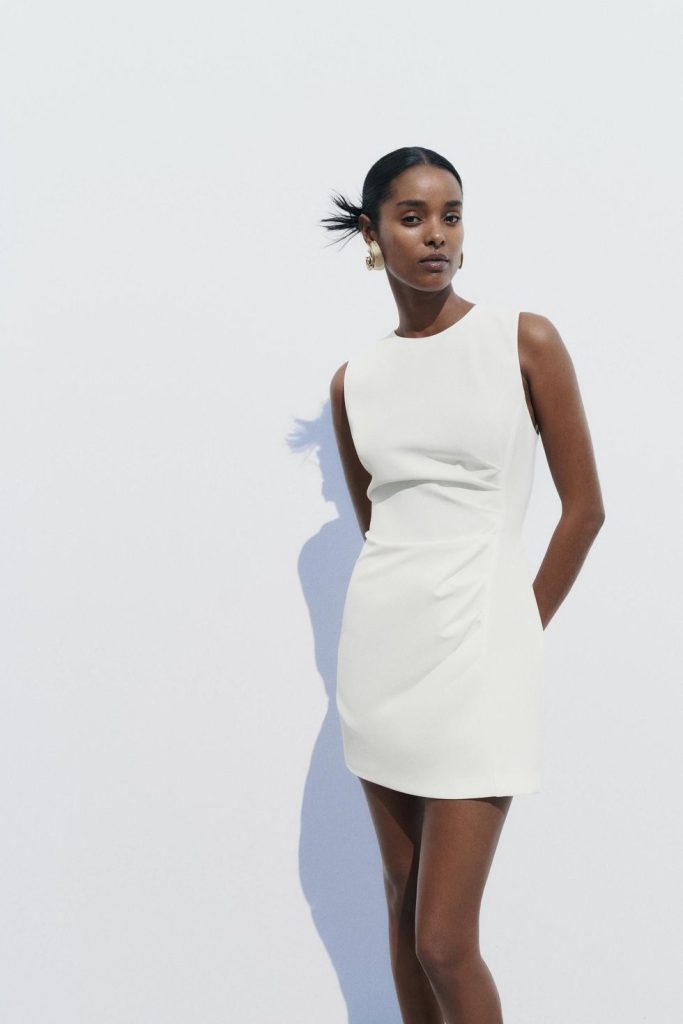 4 vestidos drapeados de Zara, Stradivarius y Bershka que estilizan tu figura: ¡Copia el look de Violeta Mangriñán! 11 Moncloa Zara: vestido blanco drapeado por 30 euros