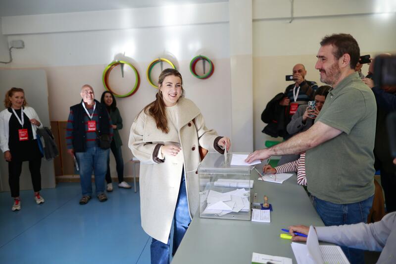 Alba García vota tras tener que coger la papeleta a la hora de depositarla. Solo tenía el DNI