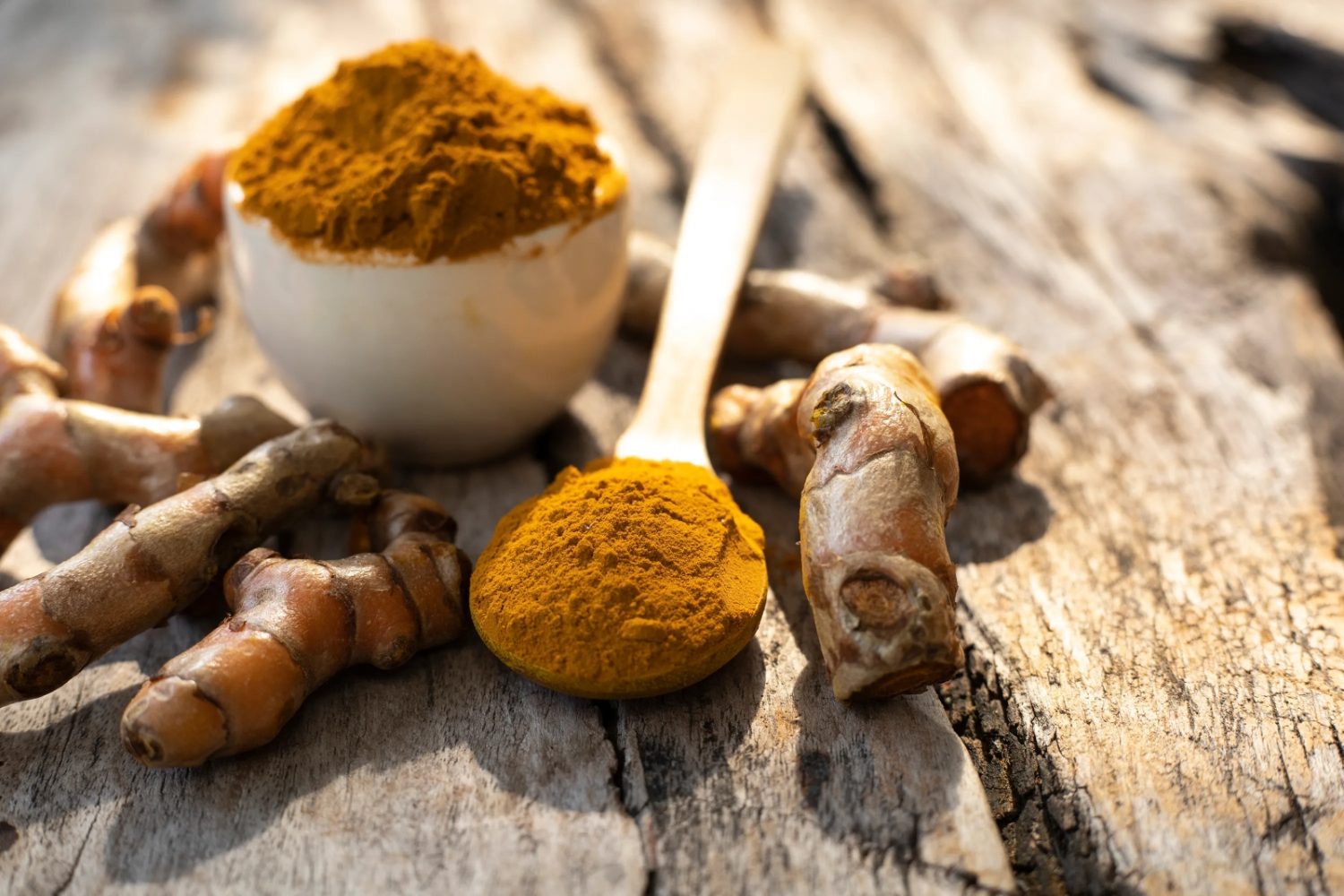 Adiós ibuprofeno: Cúrcuma y pimienta negra, el secreto antidolor natural que está revolucionando la salud 1 Moncloa Beneficios del té de cúrcuma y el té de pimienta negra