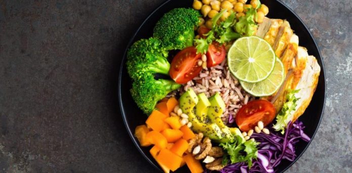 Así debes hacer la distribución de alimentos en tu plato para llevar una dieta saludable