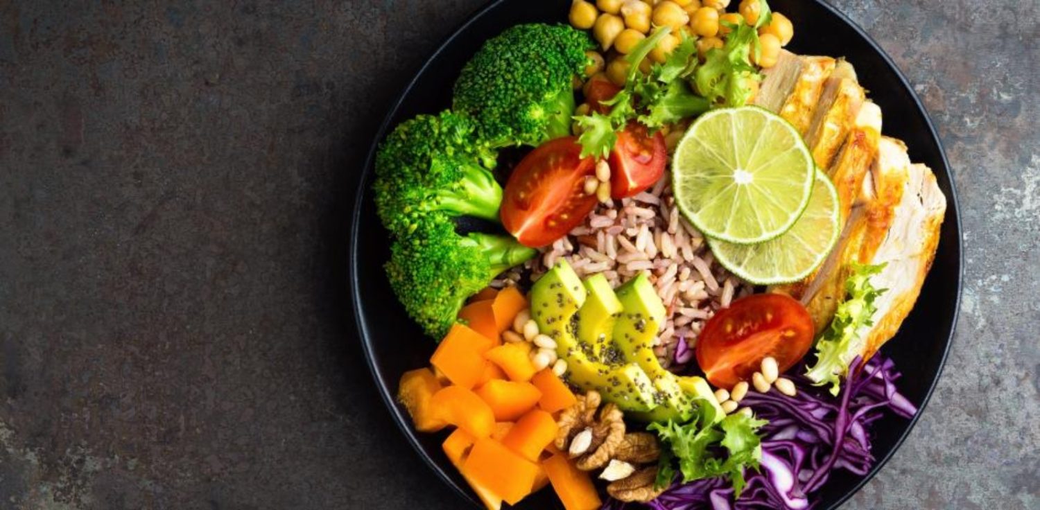 Así debes hacer la distribución de alimentos en tu plato para llevar una dieta saludable