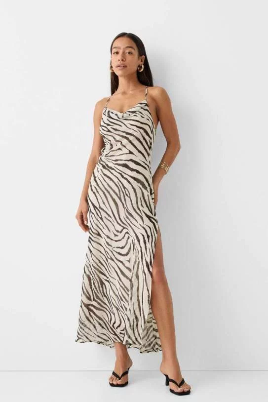 Un vestido print para el que hay que anotarse en la lista de espera de Bershka